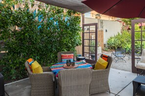 Outdoor dining - North Park Spanish revival house, walk to shops. restaurants (San Diego)