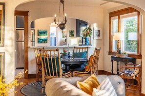 Smart TV, lareira, livros, aparelho de som