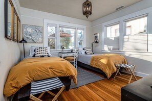 2 bedrooms, desk, iron/ironing board, free WiFi - North Park Spanish revival house, walk to shops. restaurants (San Diego)