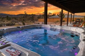 Outdoor spa tub - Panoramic Views & Hot Tub! Joshua Tree Sunset Vista (Yucca Valley)