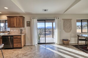 Interior - Panoramic Views & Hot Tub! Joshua Tree Sunset Vista (Yucca Valley)