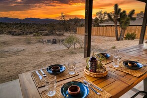 Outdoor dining - Panoramic Views & Hot Tub! Joshua Tree Sunset Vista (Yucca Valley)
