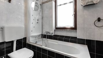 Apartment (Ocra) | Bathroom | Jetted bath, free toiletries, hair dryer, bidet