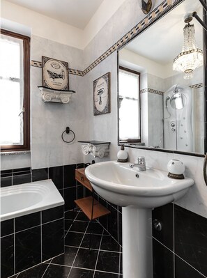 Appartement (Ocra) | Salle de bain | Baignoire à remous, articles de toilette (gratuits), séchoir à cheveux
