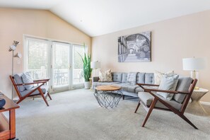 Televisor intel·ligent, reproductor de DVD i biblioteca musical