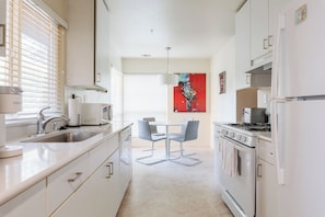 Fridge, microwave, oven, stovetop - Downtown Napa!  Unit D Walk to Everything! (Napa)