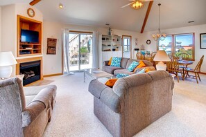 Fernseher, DVD-Player, Bücher, Stereoanlage