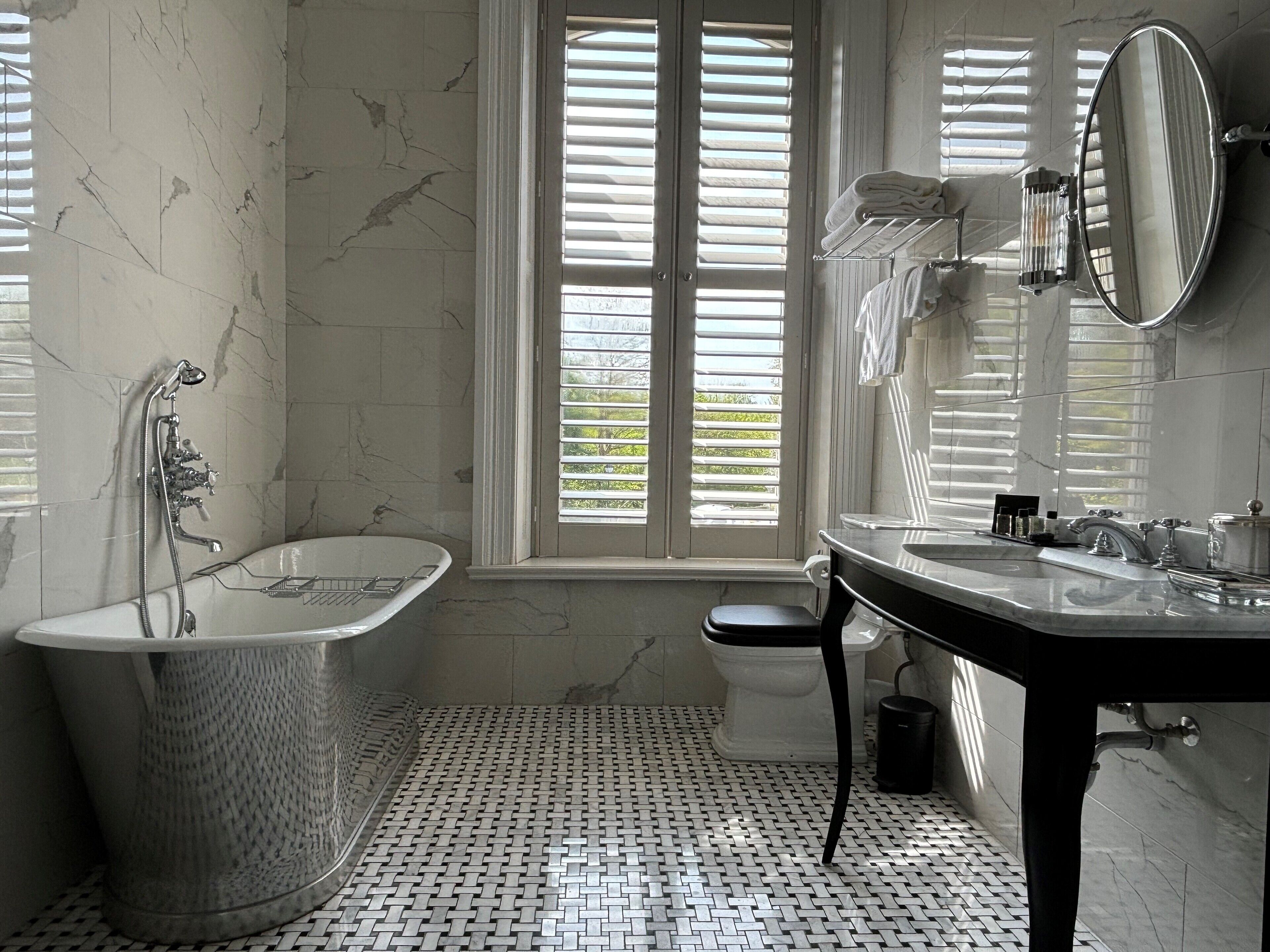 luxury double room, 1 double bed (diamond) | bathroom | combined shower/bathtub, free toiletries, hair dryer, bathrobes