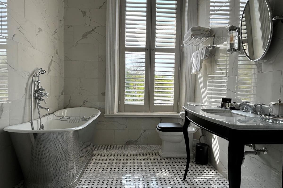 luxury double room, 1 double bed (diamond) | bathroom | combined shower/bathtub, free toiletries, hair dryer, bathrobes