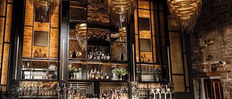 2 quầy bar/khu lounge, cocktail bar, bar ở tầng thượng
