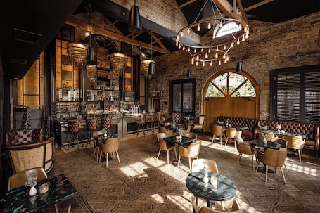 2 bars/lounges, cocktail bar, rooftop bar. Manor House Lindley