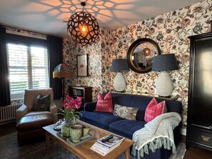 Luksus-studiosuite, 1 queensize-seng, kjøkken, hageutsikt (Apartment) | Sengetøy av topp kvalitet, minibar, skrivebord og strykejern/-brett