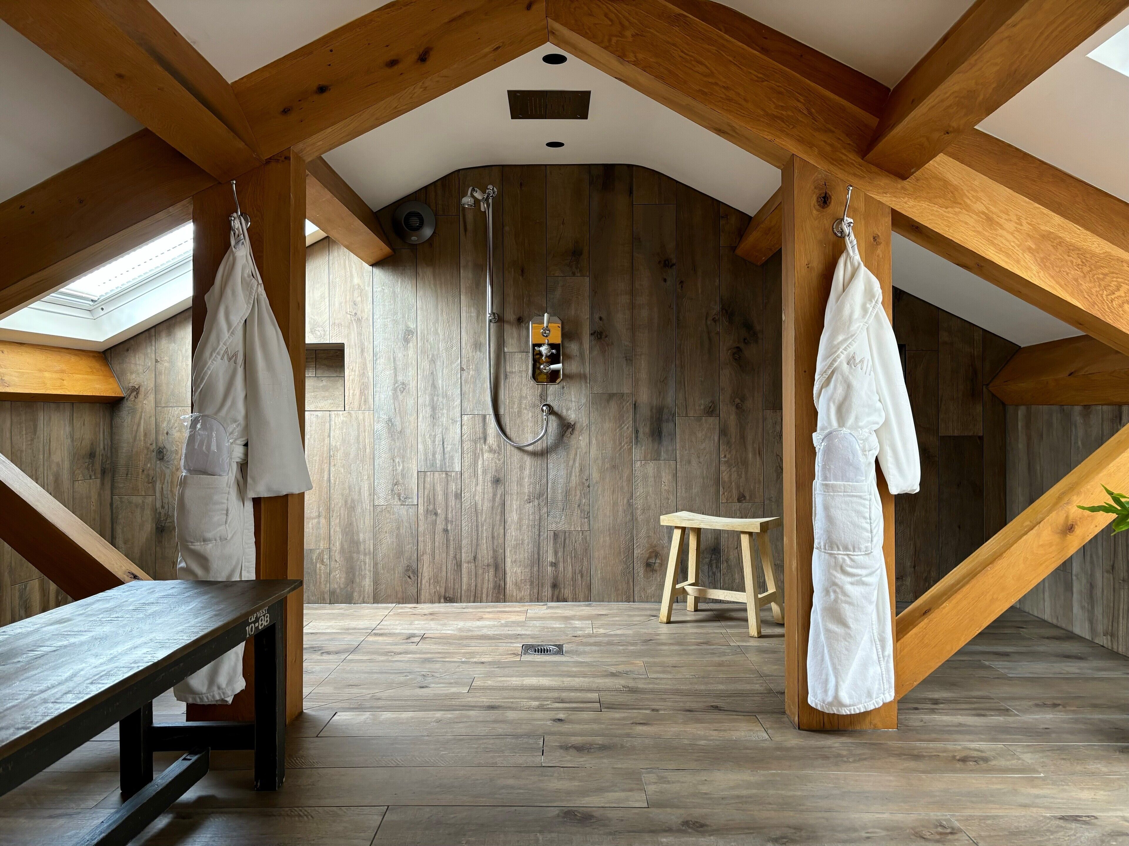 Luxe tweepersoonskamer, 1 tweepersoonsbed, en-suite badkamer (Diamond) | Badkamer | Een bad/douchecombinatie, gratis toiletartikelen, een haardroger