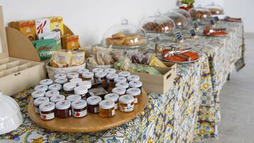 Daily cooked-to-order breakfast (EUR 5 per person)