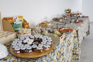 Breakfast buffet - La casa sul faro (Procida)