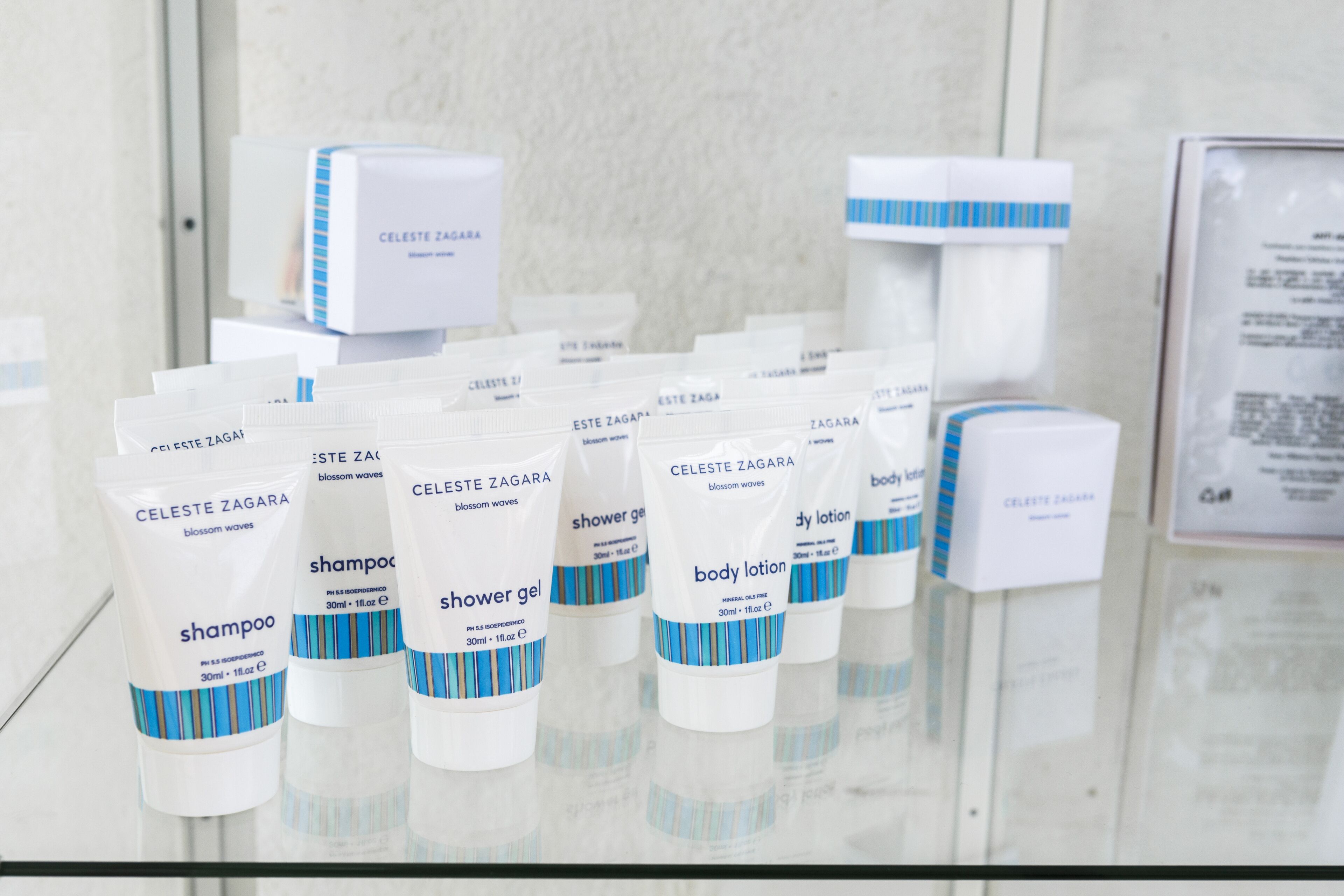 Esposizione di diversi prodotti Celeste Zagara, tra cui shampoo, gel doccia e lozione corpo.
