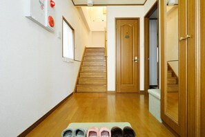 Interior entrance - Raku House (Osaka)