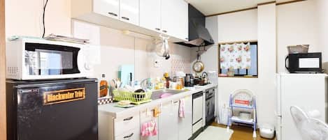 Family House | Private kitchenette | Fridge, microwave, stovetop, coffee/tea maker