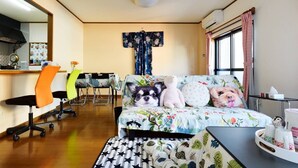 Una habitación acogedora con una cama, un escritorio y una silla.