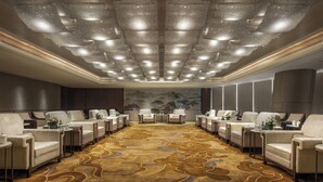 A conference room with a patterned carpet, multiple seating arrangements, and a decorative ceiling. - InterContinental Tianjin Yujiapu Hotel & Residences by IHG (Tianjin)