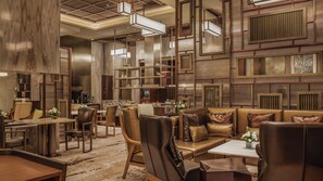 A modern interior with a central seating area, a bar, and a kitchen. - InterContinental Tianjin Yujiapu Hotel & Residences by IHG (Tianjin)