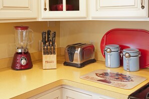 Kjøleskap, mikrobølgeovn, ovn og kokeplater