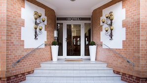 Entrada de hotel com uma placa indicando