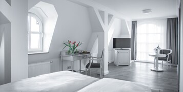 Minibar, in-room safe, desk, WiFi (free)