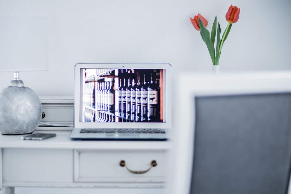 Eenpersoonskamer | Een minibar, een kluis op de kamer, een bureau, gratis wifi