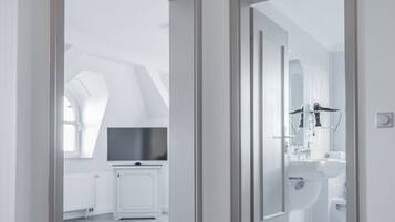 Minibar, värdeförvaringsskåp på rummet, skrivbord och gratis wi-fi