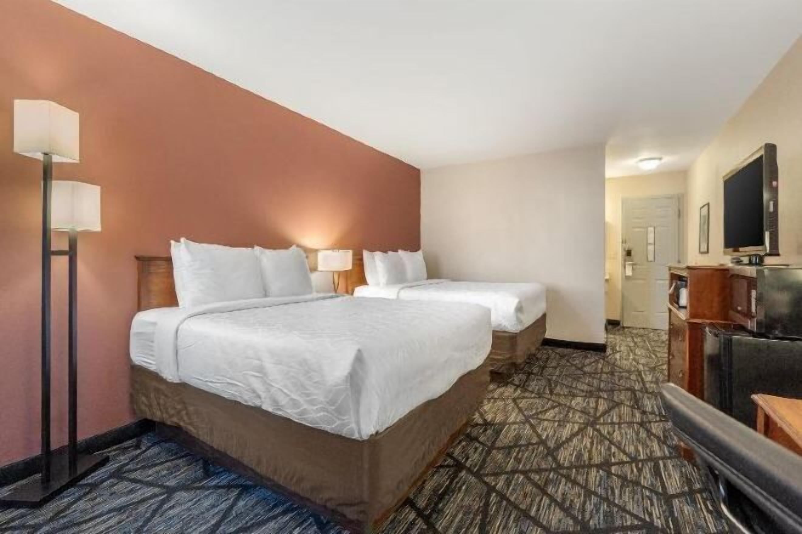 Escritorio y espacio para trabajar con laptop 