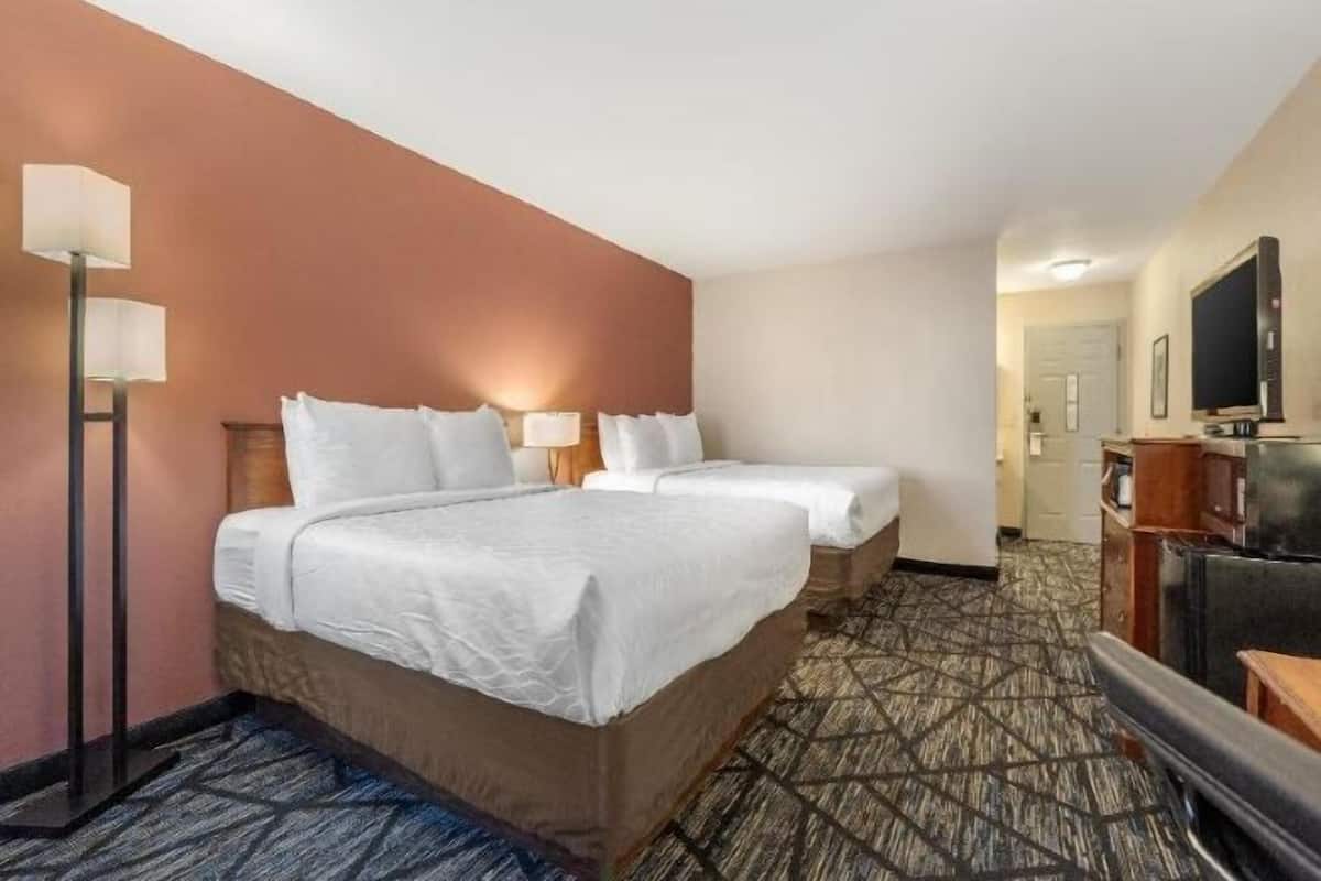 Escritorio y espacio para trabajar con laptop