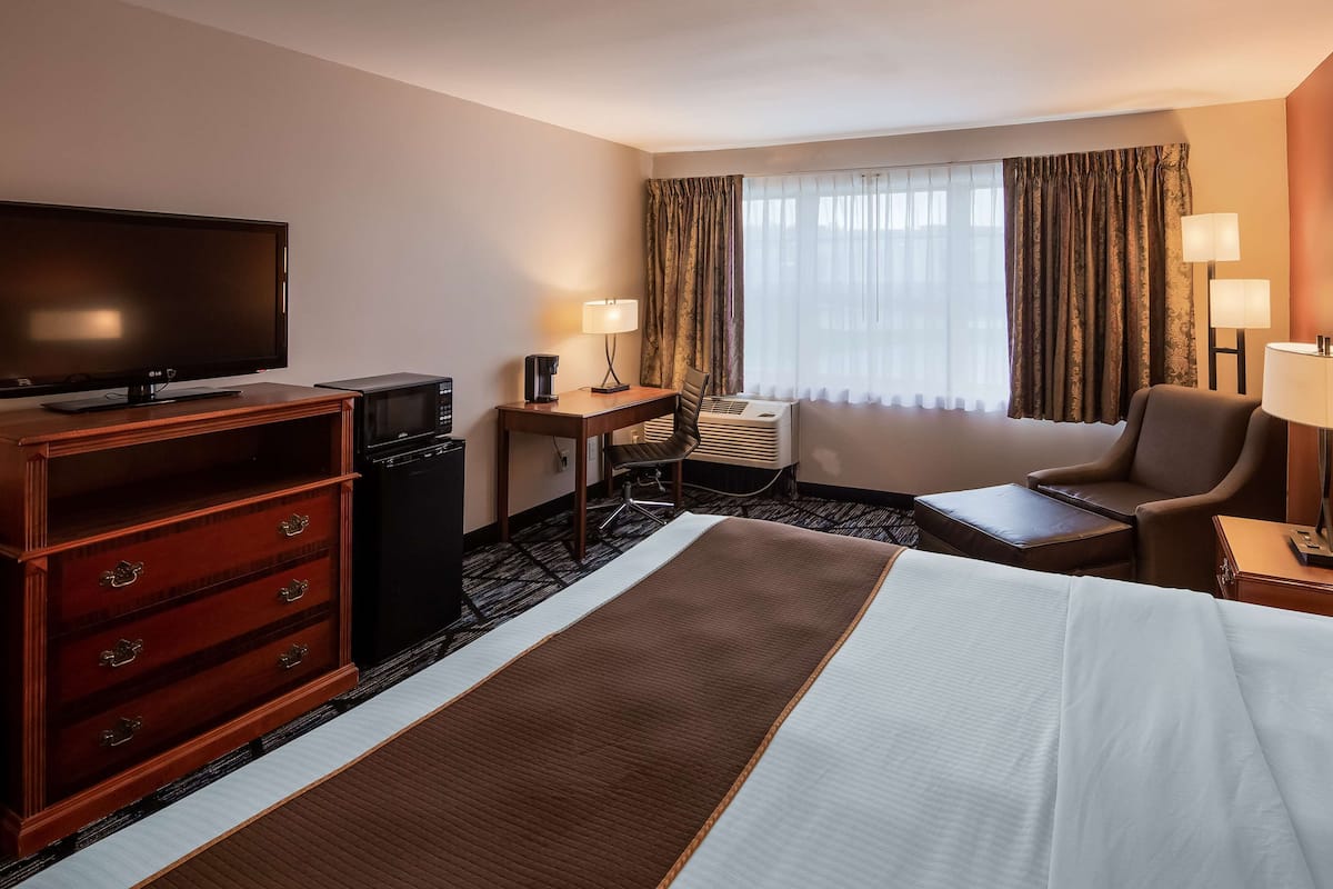 Standaard kamer, 1 kingsize bed, toegankelijk voor mindervaliden, koelkast en magnetron | 1 slaapkamer, een bureau, een laptopwerkplek