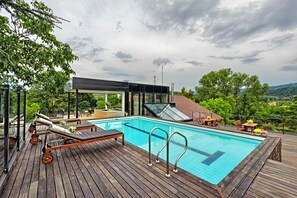 Een buitenzwembad en parasols bij het zwembad