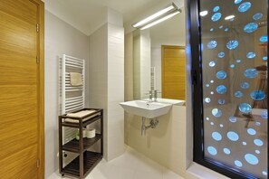 Vila Deluks, beberapa kamar, pemandangan gunung | Kamar mandi | Bathtub dengan aliran air dan perlengkapan mandi gratis