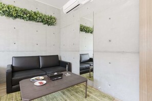 Sengetøy av topp kvalitet, skrivebord og wi-fi (inkludert)