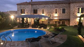 Piscina stagionale all'aperto, ombrelloni da piscina, lettini