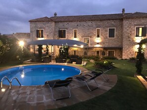 Außenpool (je nach Saison geöffnet), Sonnenschirme, Liegestühle