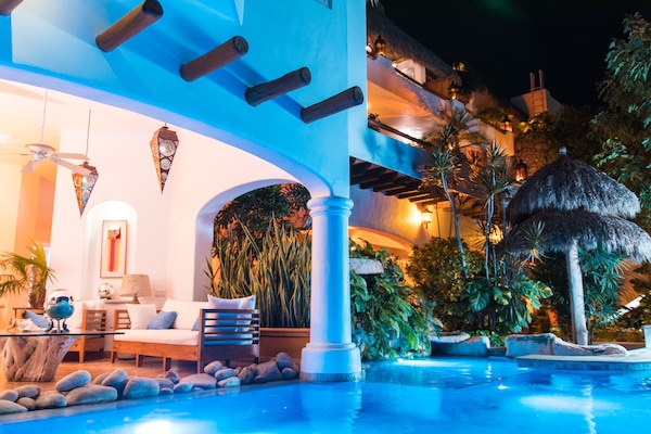 Alberca al aire libre y camas balinesas gratuitas