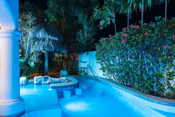 Una piscina al aire libre, camas de piscina gratis, sombrillas