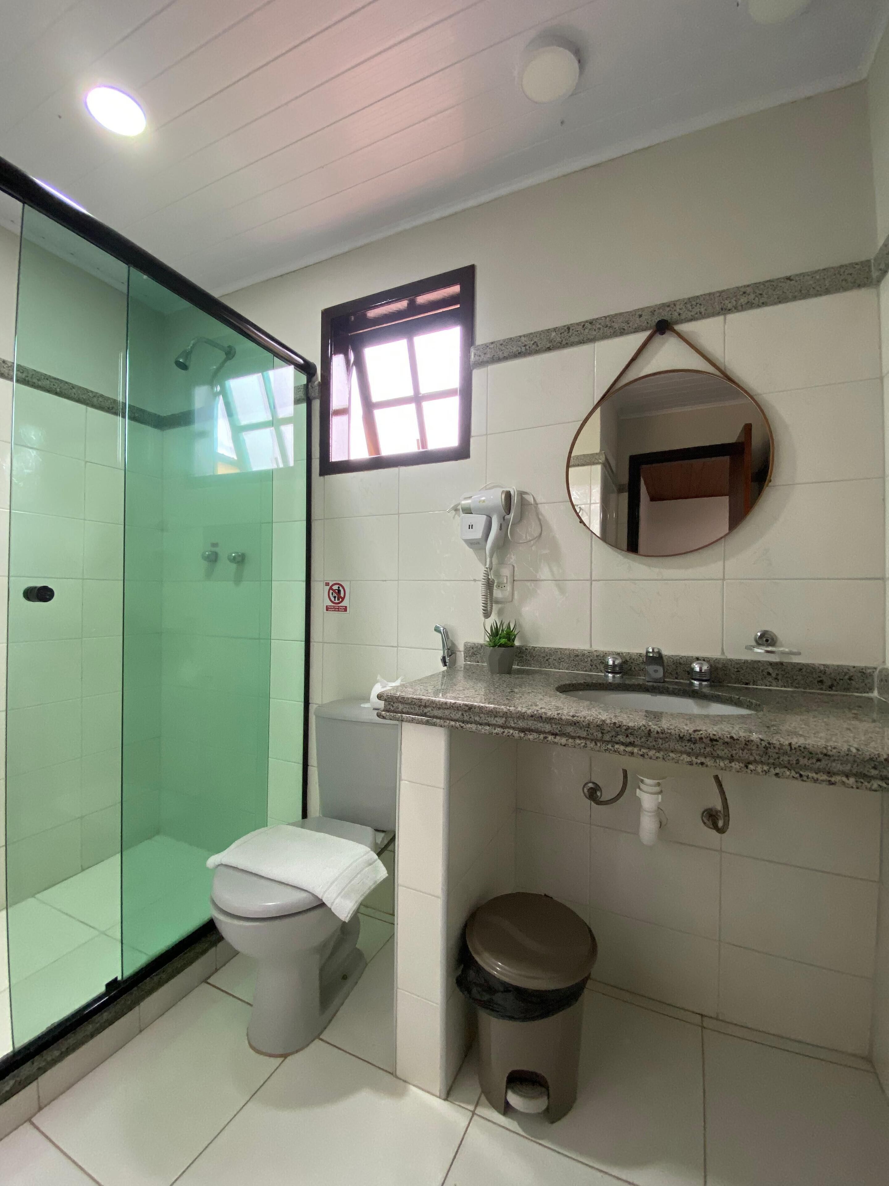 suite esmeralda queen | bathroom | shower