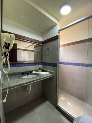 SUITE ESMERALDA QUEEN | Bathroom | Shower - Hotel Casa Encantada Penedo (Itatiaia)