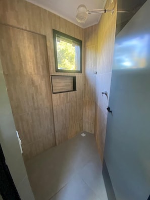 SUITE PEROLA | Bathroom | Shower - Hotel Casa Encantada Penedo (Itatiaia)