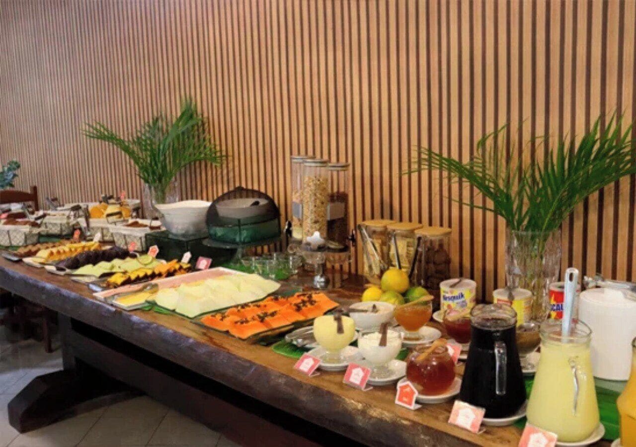 Café da manhã com buffet grátis todos os dias