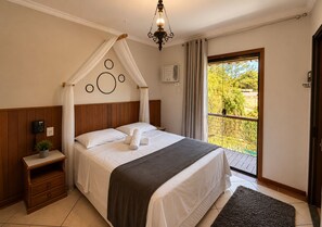 Minibar, WiFi (free), bed sheets - Hotel Casa Encantada Penedo (Itatiaia)