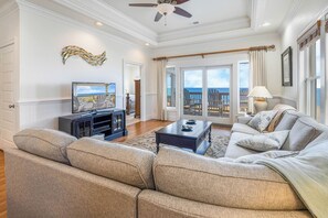 Télévision à écran plat, lecteur de DVD