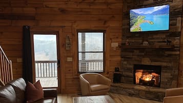 Una Smart TV, una chimenea, libros, una videoteca