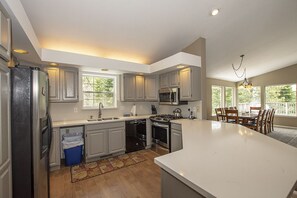 Fridge, microwave, oven, stovetop - Garret's Place by Hauserman Rental Group (Tahoe City)