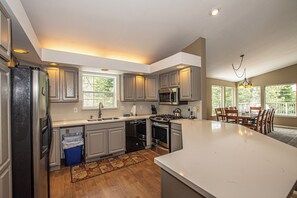 Fridge, microwave, oven, stovetop - Garret's Place by Hauserman Rental Group (Tahoe City)