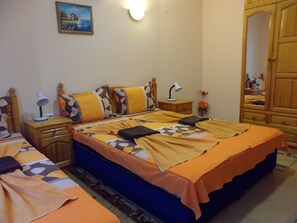 Basic Triple Room | Iron/ironing board, free WiFi, bed sheets - Hotel Varusha (Veliko Tarnovo)
